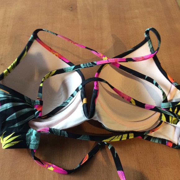 34DD Shade Shore Top and Black Bottoms - Picture 4 of 5